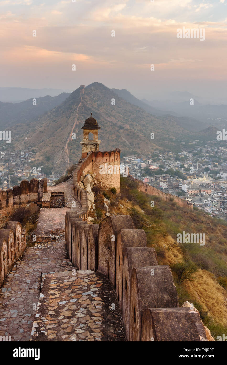 Antica parete lunga con torri intorno al Forte Amber al mattino. Jaipur. Il Rajasthan. India Foto Stock