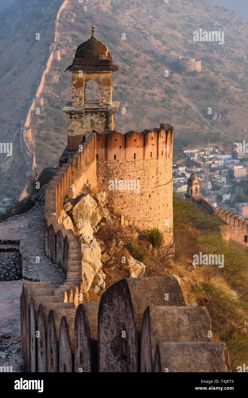 Antica parete lunga con torri intorno al Forte Amber al mattino. Jaipur. Il Rajasthan. India Foto Stock
