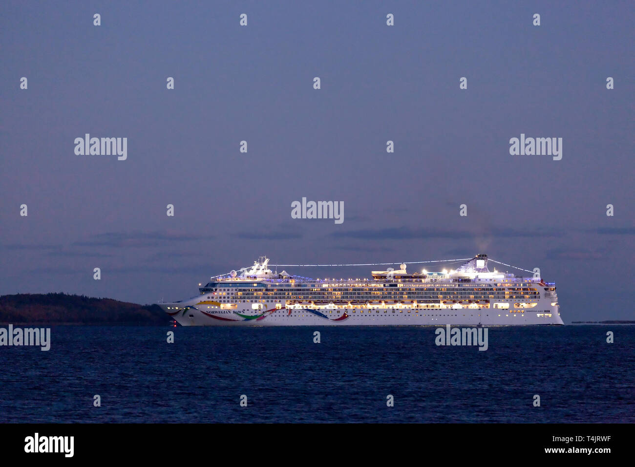 La norvegese Dawn nave da crociera al tramonto nel porto di Halifax. Halifax Halifax municipalità regionale, Nova Scotia, Canada. Foto Stock
