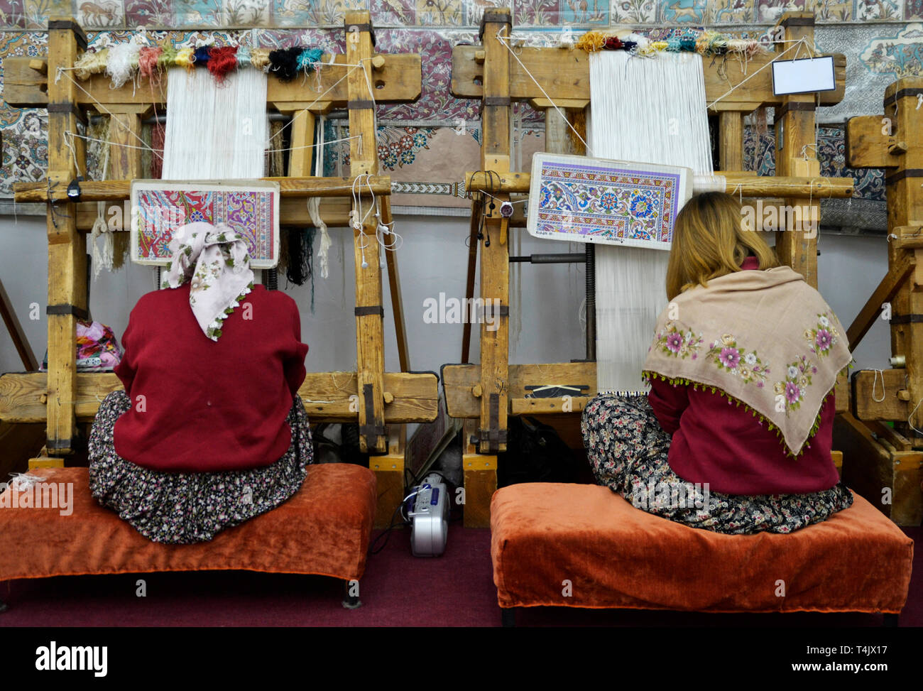 Donne che fanno tappeto tradizionale, Cappadocia, Turchia Foto Stock