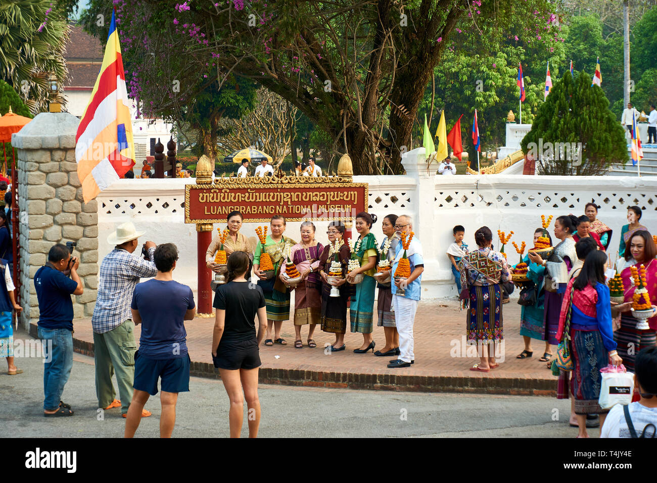 LUANG Prabang, Laos - aprile 17. 2019. Locale popolo Lao celebrando Pi ami. Lao Anno nuovo, sfilata Foto Stock