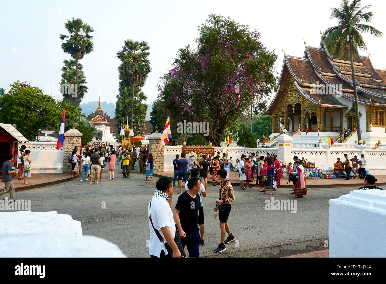 LUANG Prabang, Laos - aprile 17. 2019. Locale popolo Lao celebrando Pi ami. Lao Anno nuovo, sfilata Foto Stock