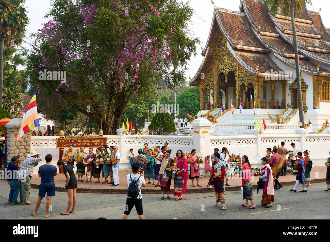 LUANG Prabang, Laos - aprile 17. 2019. Locale popolo Lao celebrando Pi ami. Lao Anno nuovo, sfilata Foto Stock