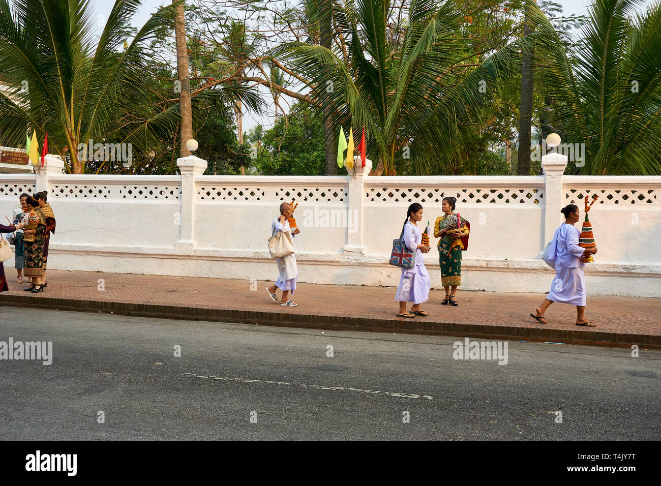 LUANG Prabang, Laos - aprile 17. 2019. Locale popolo Lao celebrando Pi ami. Lao Anno nuovo, sfilata Foto Stock