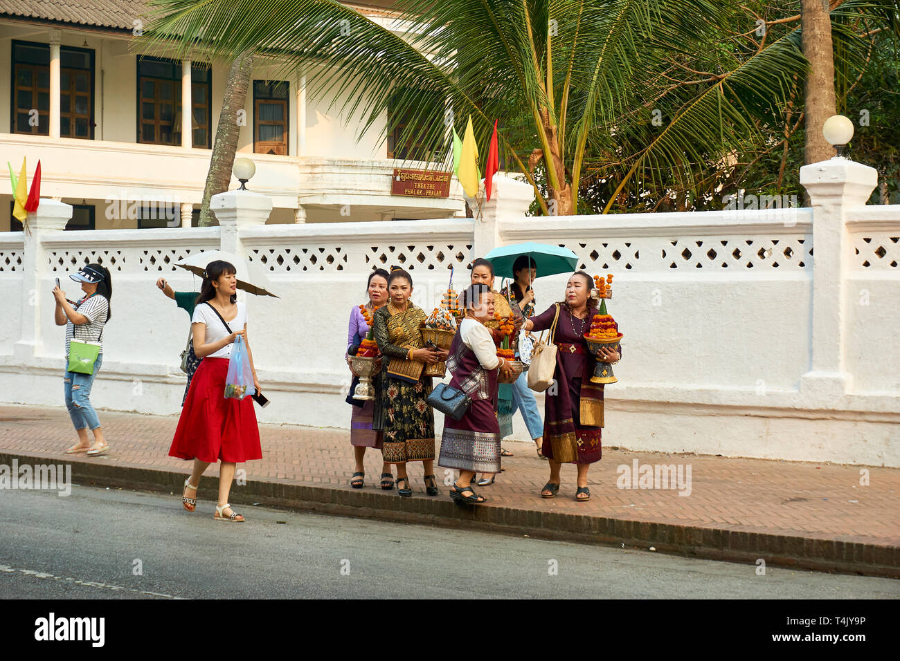 LUANG Prabang, Laos - aprile 17. 2019. Locale popolo Lao celebrando Pi ami. Lao Anno nuovo, sfilata Foto Stock