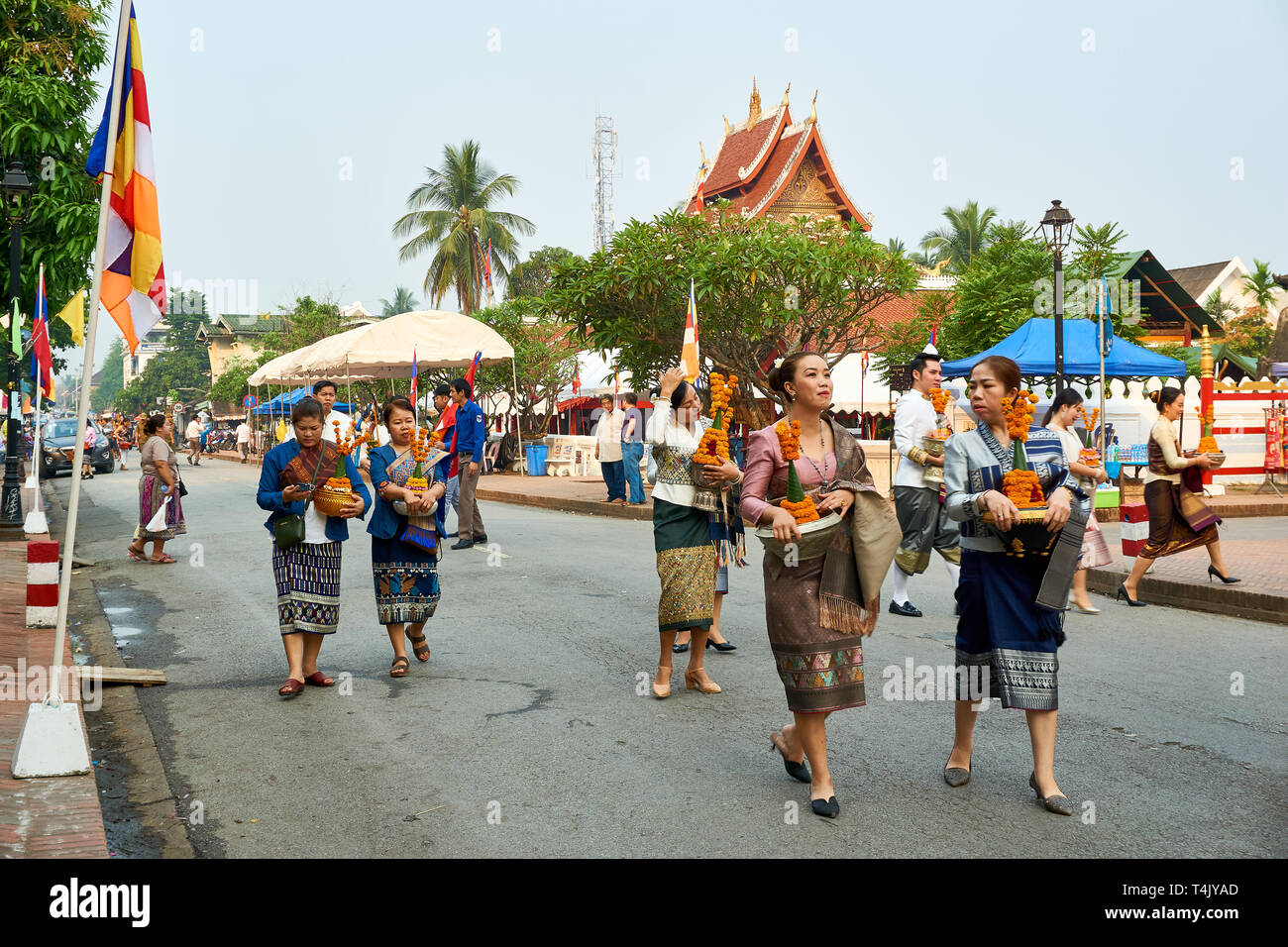 LUANG Prabang, Laos - aprile 17. 2019. Locale popolo Lao celebrando Pi ami. Lao Anno nuovo, sfilata Foto Stock