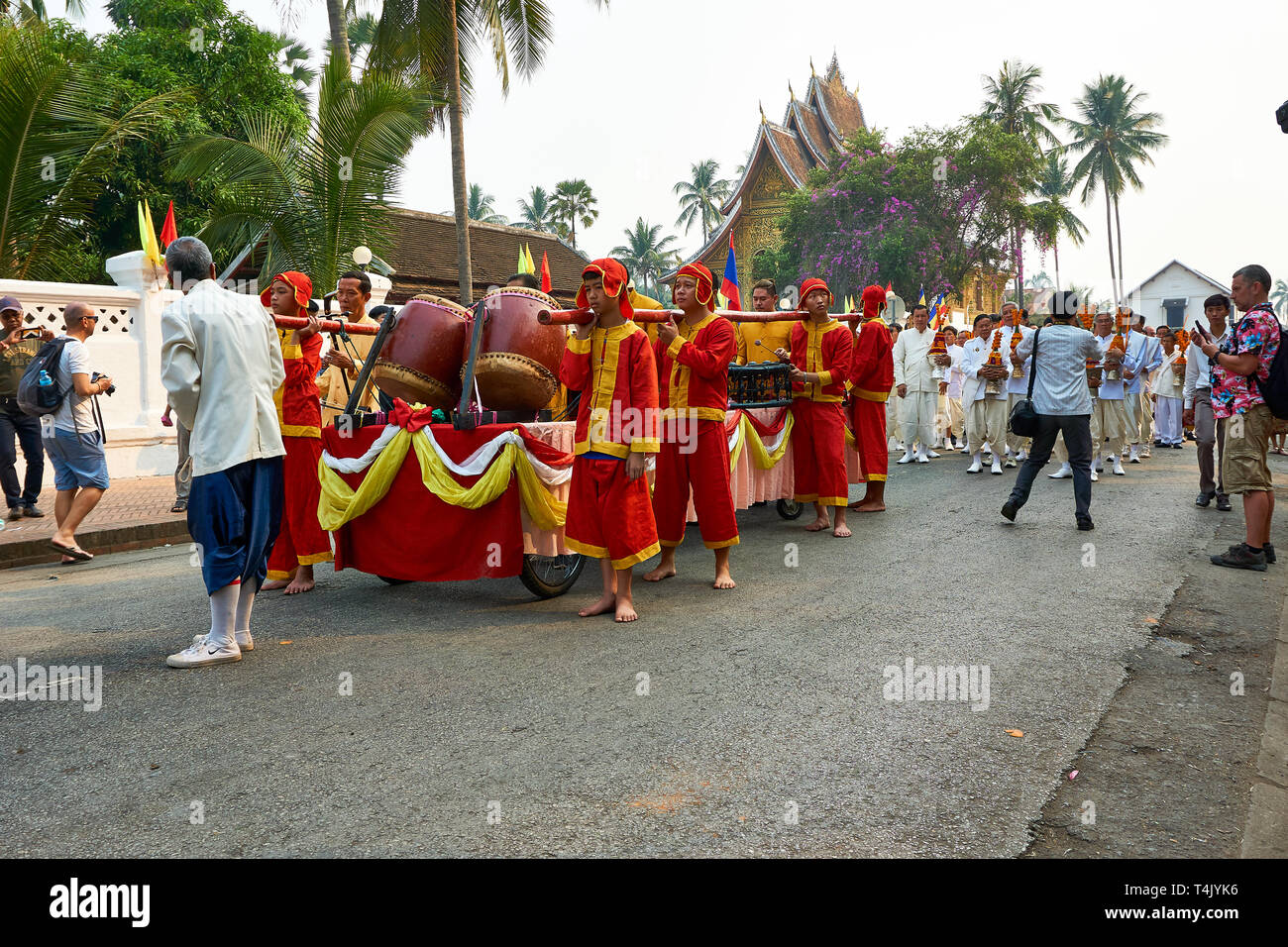 LUANG Prabang, Laos - aprile 17. 2019. Locale popolo Lao celebrando Pi ami. Lao Anno nuovo, sfilata Foto Stock