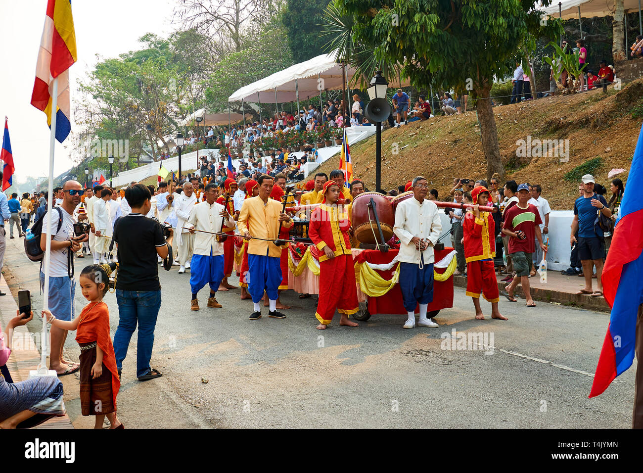 LUANG Prabang, Laos - aprile 17. 2019. Locale popolo Lao celebrando Pi ami. Lao Anno nuovo, sfilata Foto Stock