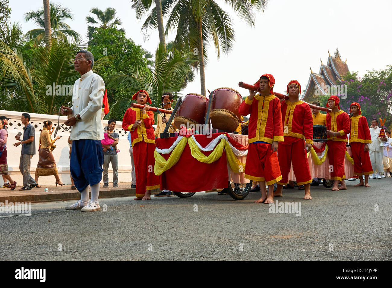 LUANG Prabang, Laos - aprile 17. 2019. Locale popolo Lao celebrando Pi ami. Lao Anno nuovo, sfilata Foto Stock