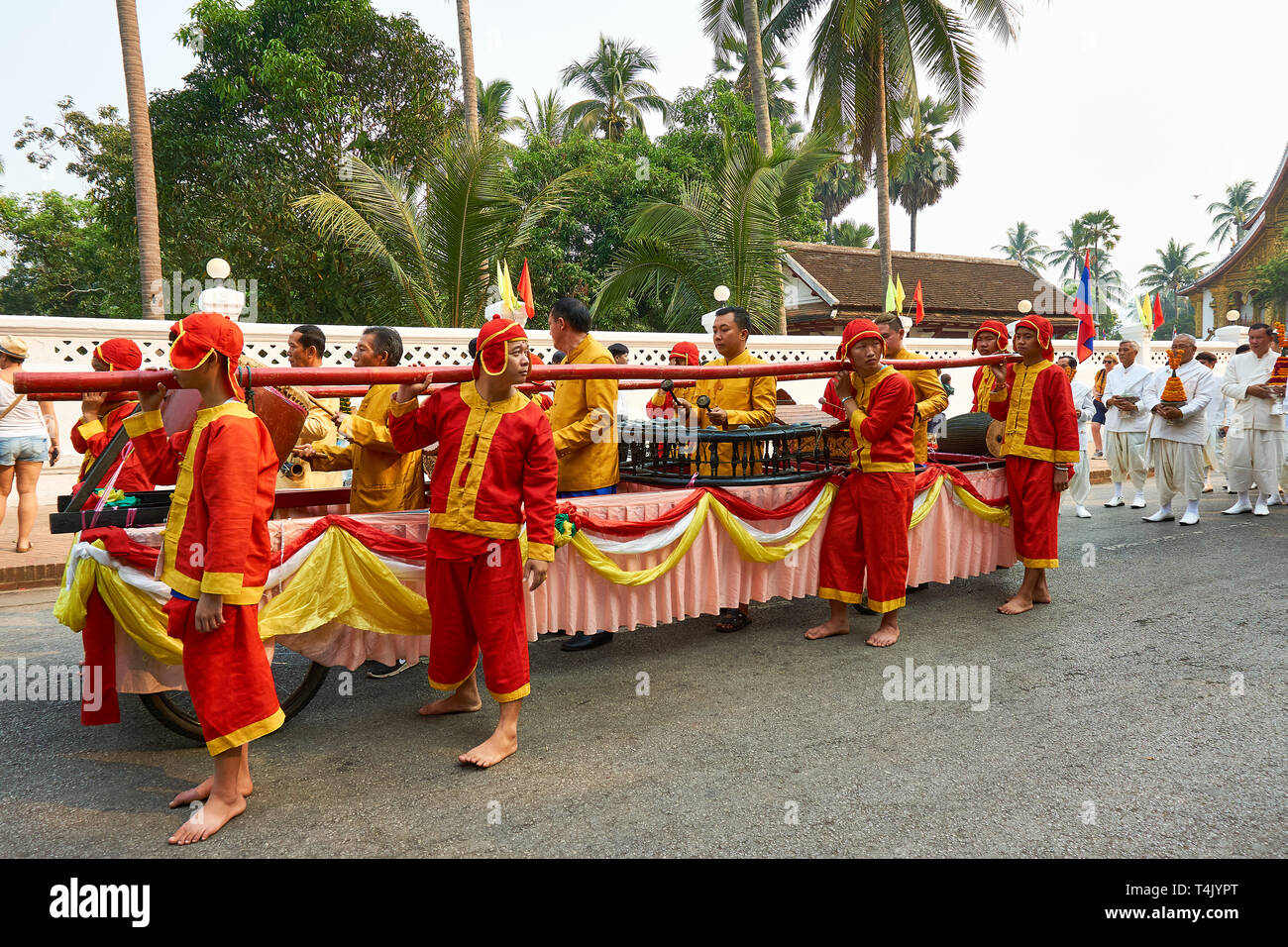 LUANG Prabang, Laos - aprile 17. 2019. Locale popolo Lao celebrando Pi ami. Lao Anno nuovo, sfilata Foto Stock