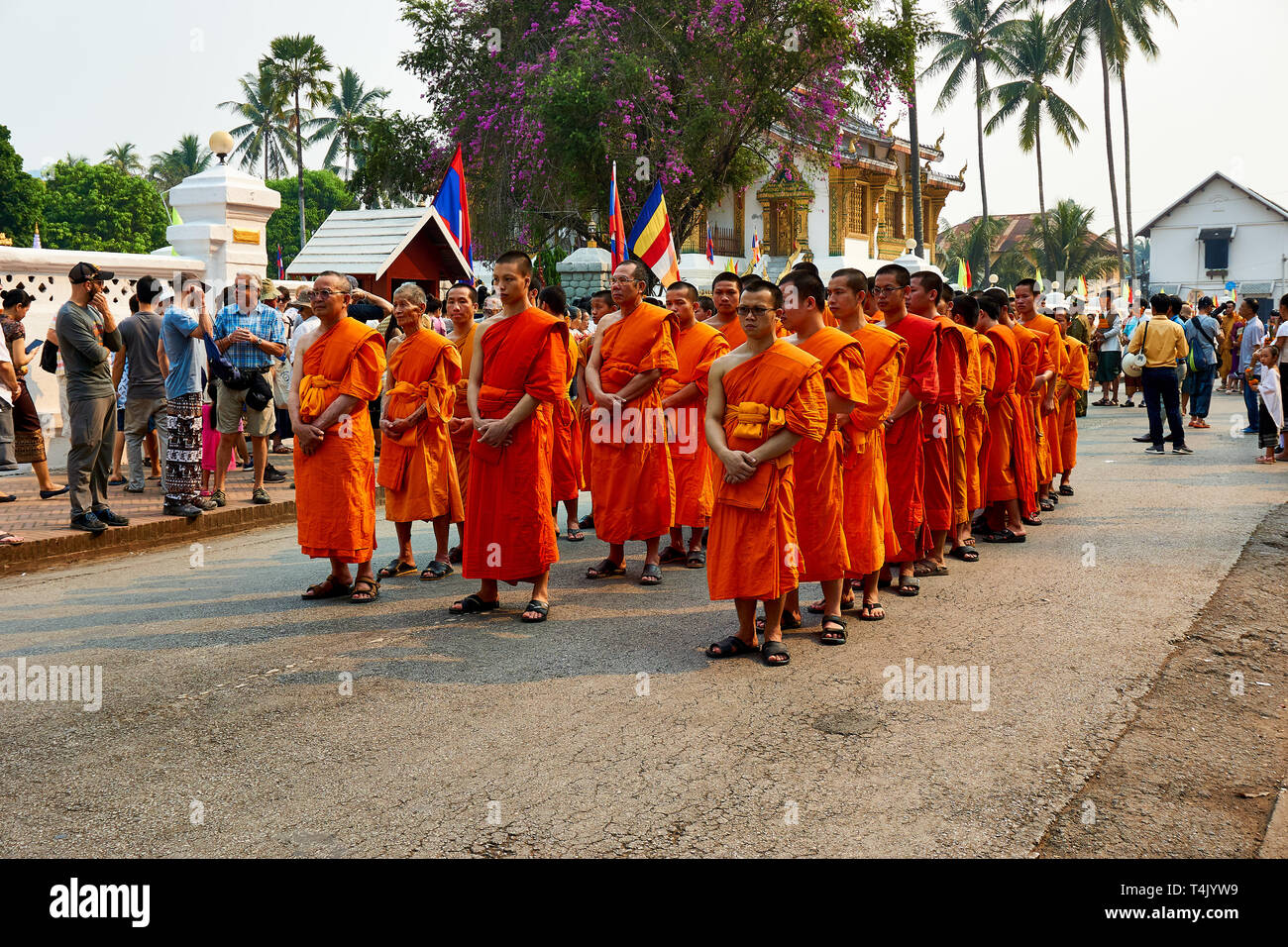 LUANG Prabang, Laos - aprile 17. 2019. Locale popolo Lao celebrando Pi ami. Lao Anno nuovo, sfilata Foto Stock