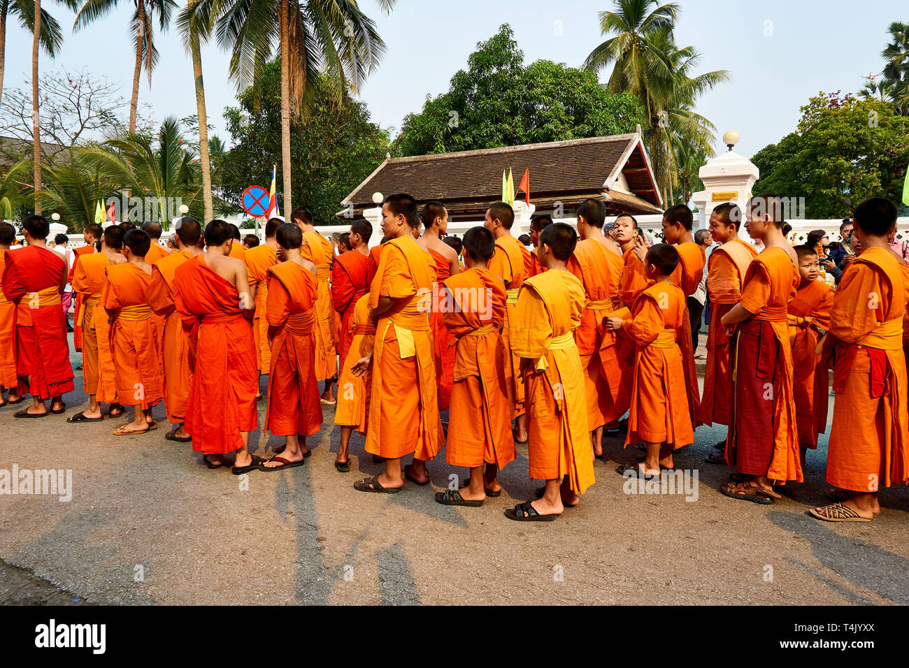 LUANG Prabang, Laos - aprile 17. 2019. Locale popolo Lao celebrando Pi ami. Lao Anno nuovo, sfilata Foto Stock