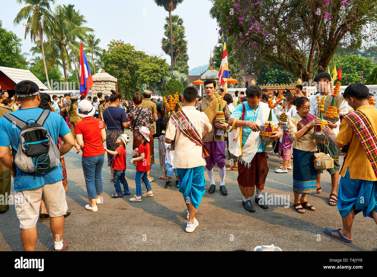 LUANG Prabang, Laos - aprile 17. 2019. Locale popolo Lao celebrando Pi ami. Lao Anno nuovo, sfilata Foto Stock