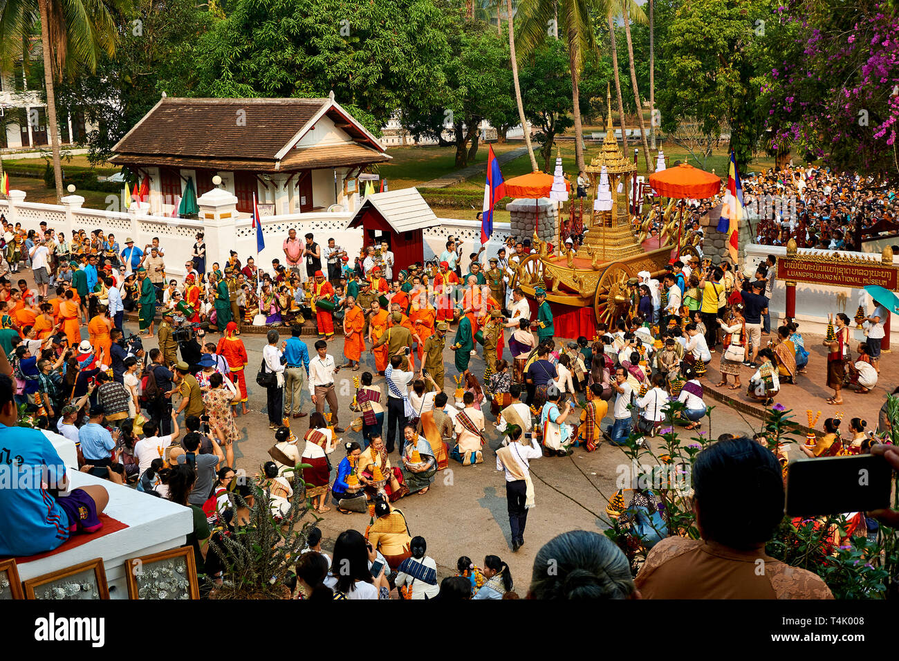 LUANG Prabang, Laos - aprile 17. 2019. Locale popolo Lao celebrando Pi ami. Lao Anno nuovo, sfilata Foto Stock