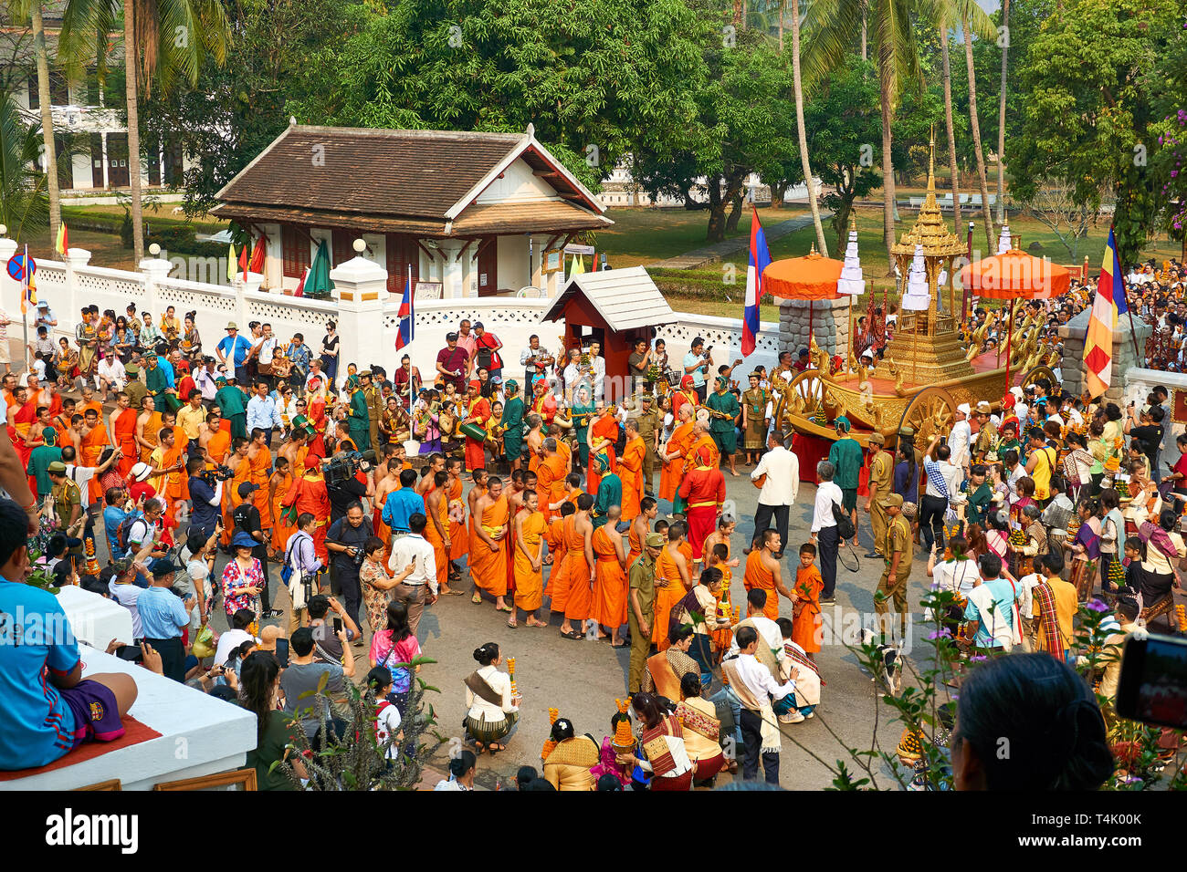 LUANG Prabang, Laos - aprile 17. 2019. Locale popolo Lao celebrando Pi ami. Lao Anno nuovo, sfilata Foto Stock