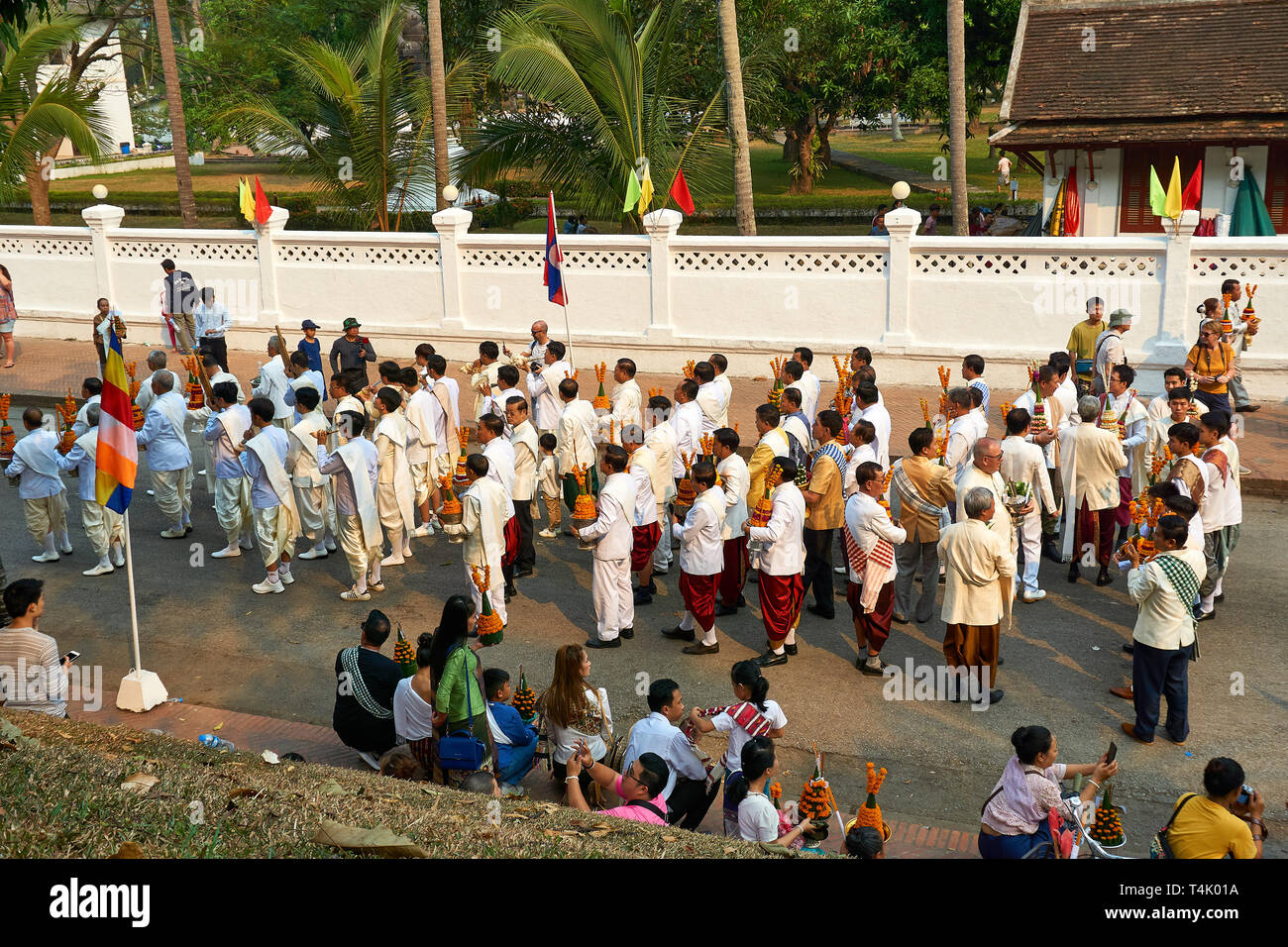 LUANG Prabang, Laos - aprile 17. 2019. Locale popolo Lao celebrando Pi ami. Lao Anno nuovo, sfilata Foto Stock
