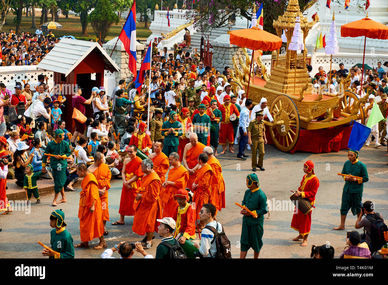 LUANG Prabang, Laos - aprile 17. 2019. Locale popolo Lao celebrando Pi ami. Lao Anno nuovo, sfilata Foto Stock