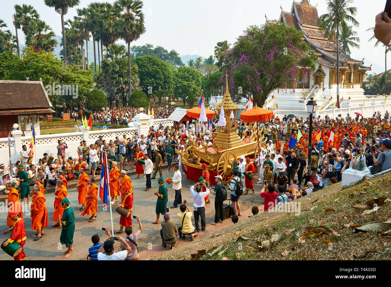 LUANG Prabang, Laos - aprile 17. 2019. Locale popolo Lao celebrando Pi ami. Lao Anno nuovo, sfilata Foto Stock