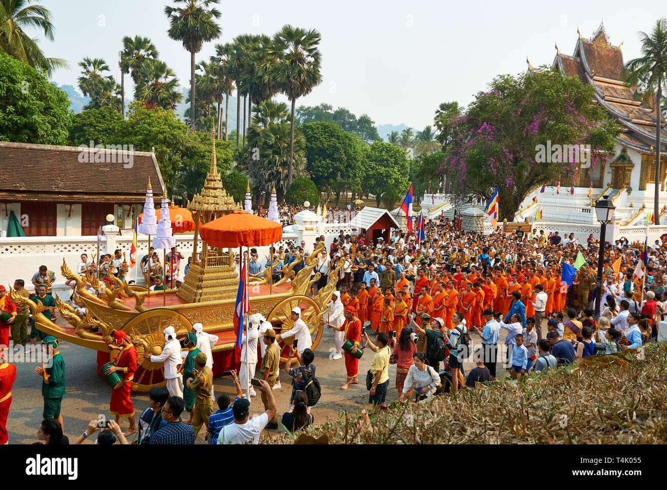 LUANG Prabang, Laos - aprile 17. 2019. Locale popolo Lao celebrando Pi ami. Lao Anno nuovo, sfilata Foto Stock