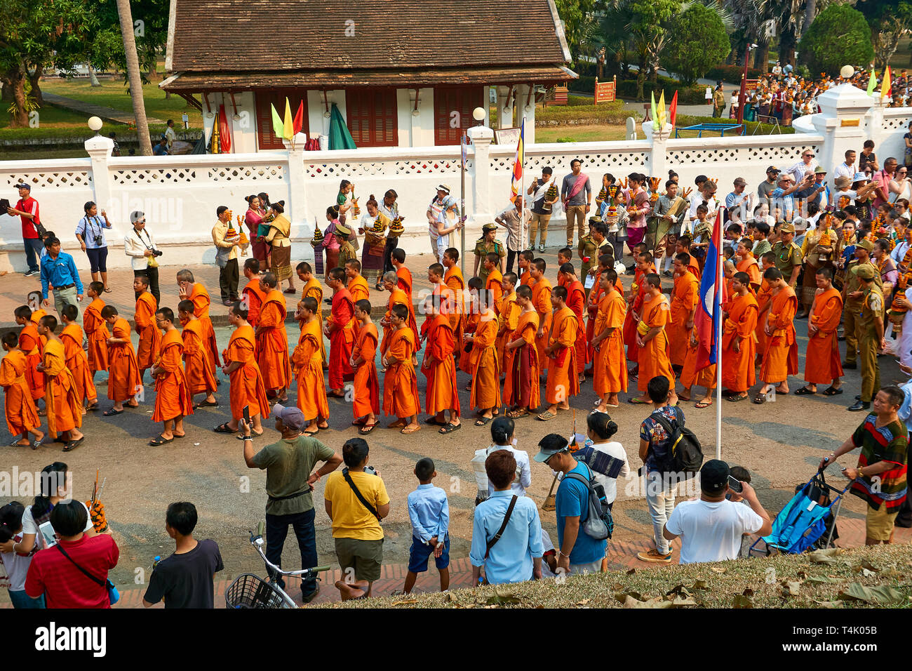 LUANG Prabang, Laos - aprile 17. 2019. Locale popolo Lao celebrando Pi ami. Lao Anno nuovo, sfilata Foto Stock