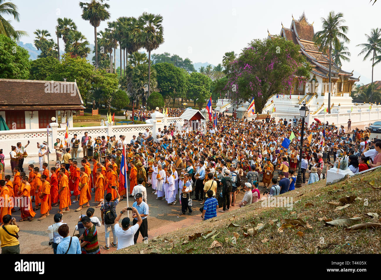 LUANG Prabang, Laos - aprile 17. 2019. Locale popolo Lao celebrando Pi ami. Lao Anno nuovo, sfilata Foto Stock