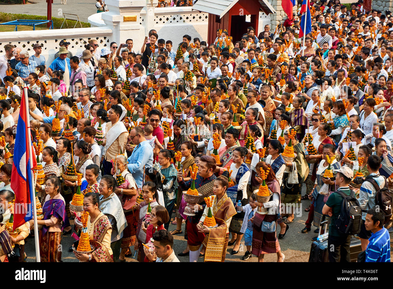 LUANG Prabang, Laos - aprile 17. 2019. Locale popolo Lao celebrando Pi ami. Lao Anno nuovo, sfilata Foto Stock