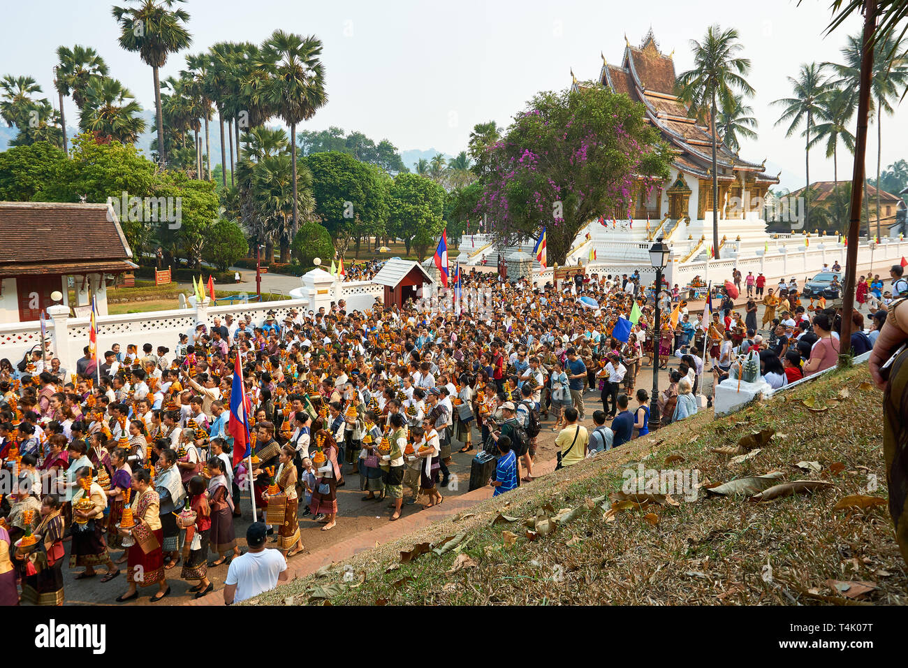 LUANG Prabang, Laos - aprile 17. 2019. Locale popolo Lao celebrando Pi ami. Lao Anno nuovo, sfilata Foto Stock