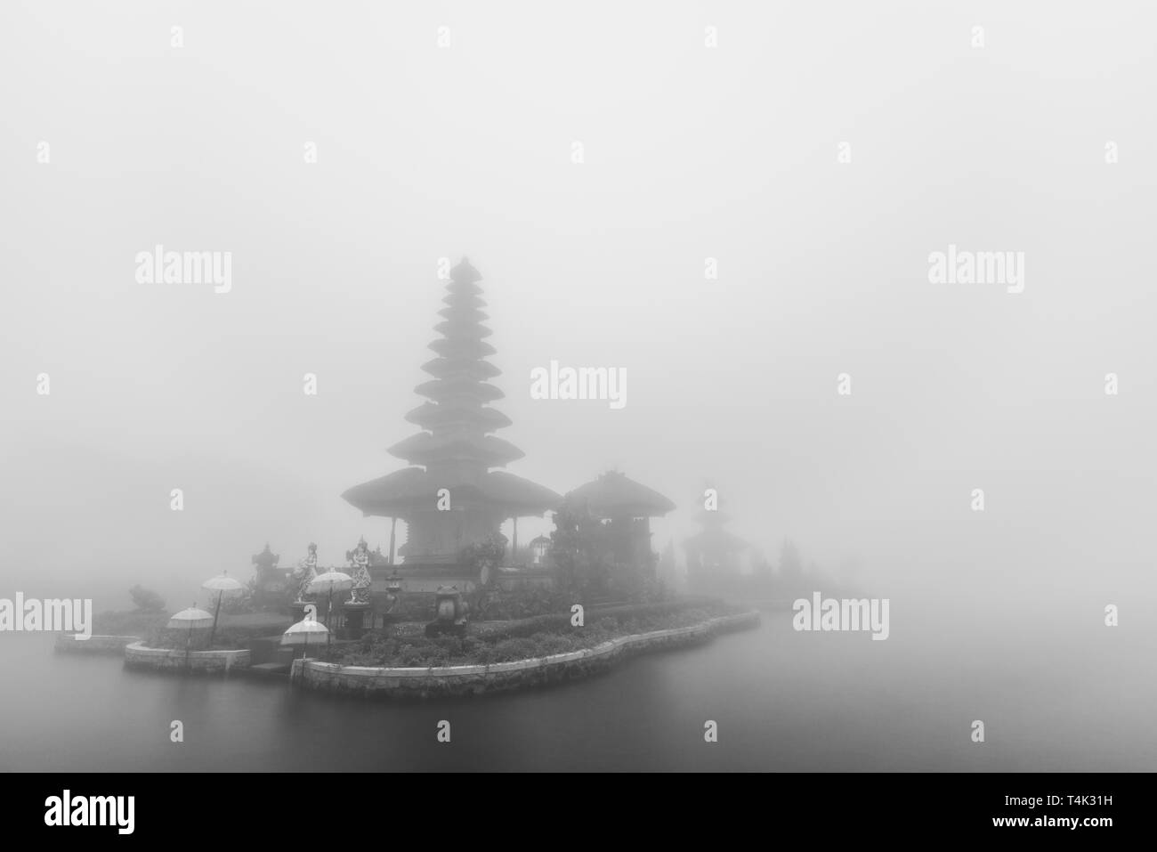 La nebbia meteo a pura Ulun Danu Beratan tempio di Bali, Indonesia. Foto in bianco e nero. Foto Stock
