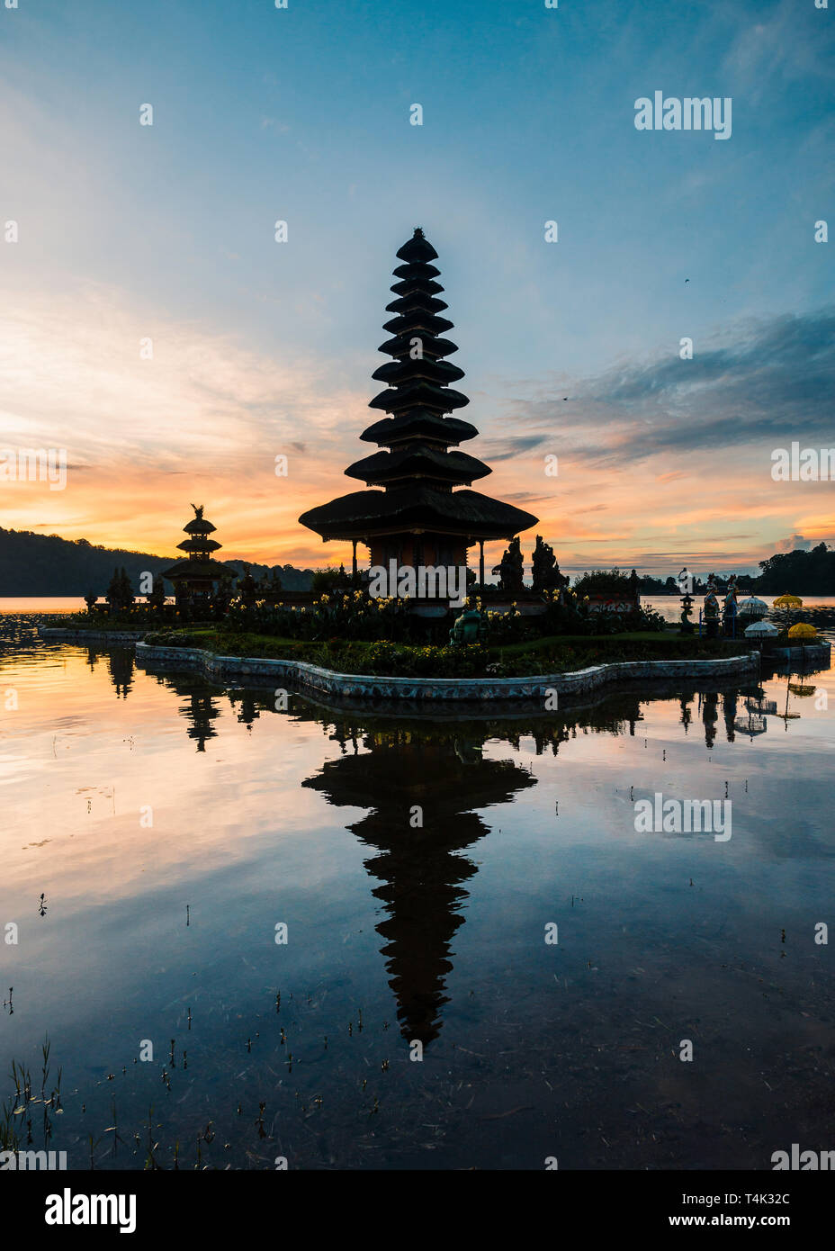 Pura Ulun Danu Beratan tempio a sunrise di Bali, Indonesia Foto Stock