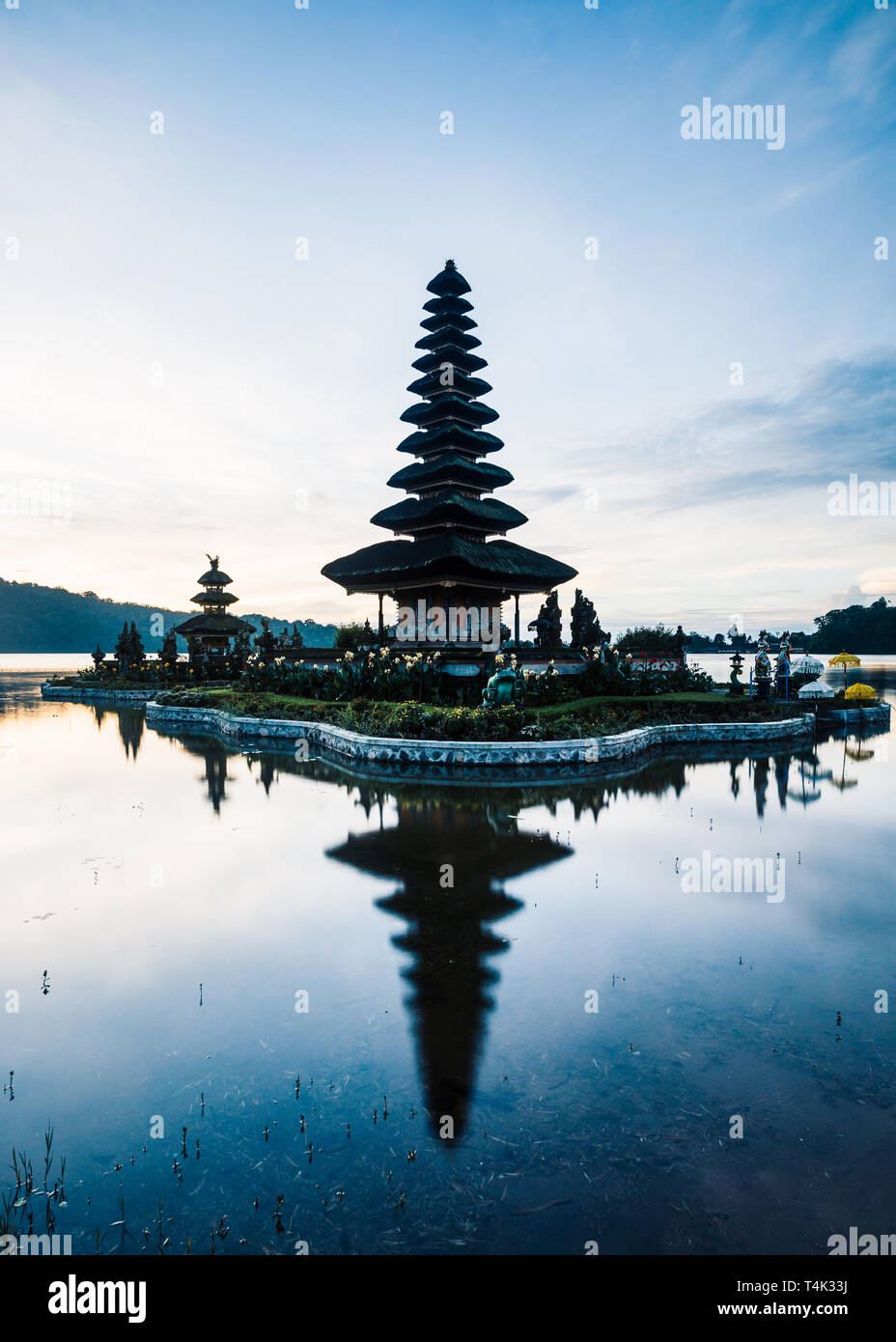 Pura Ulun Danu Beratan tempio a sunrise di Bali, Indonesia Foto Stock
