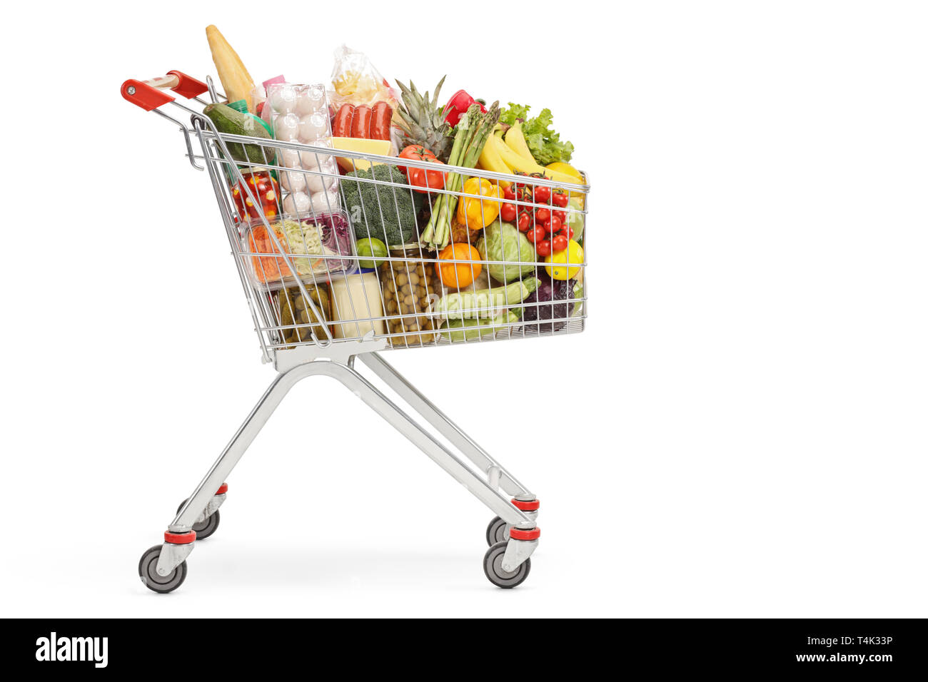 Carrello della spesa con prodotti alimentari isolati su sfondo bianco Foto Stock