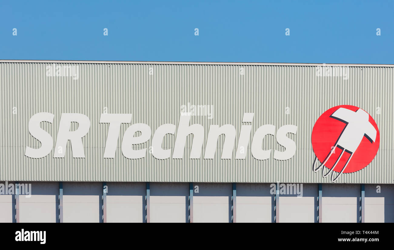 Kloten, Svizzera - 30 Settembre 2016: un edificio all'aeroporto di Zurigo recanti il segno della SR Technics company. La SR Technics è un leader mondiale nel settore Foto Stock