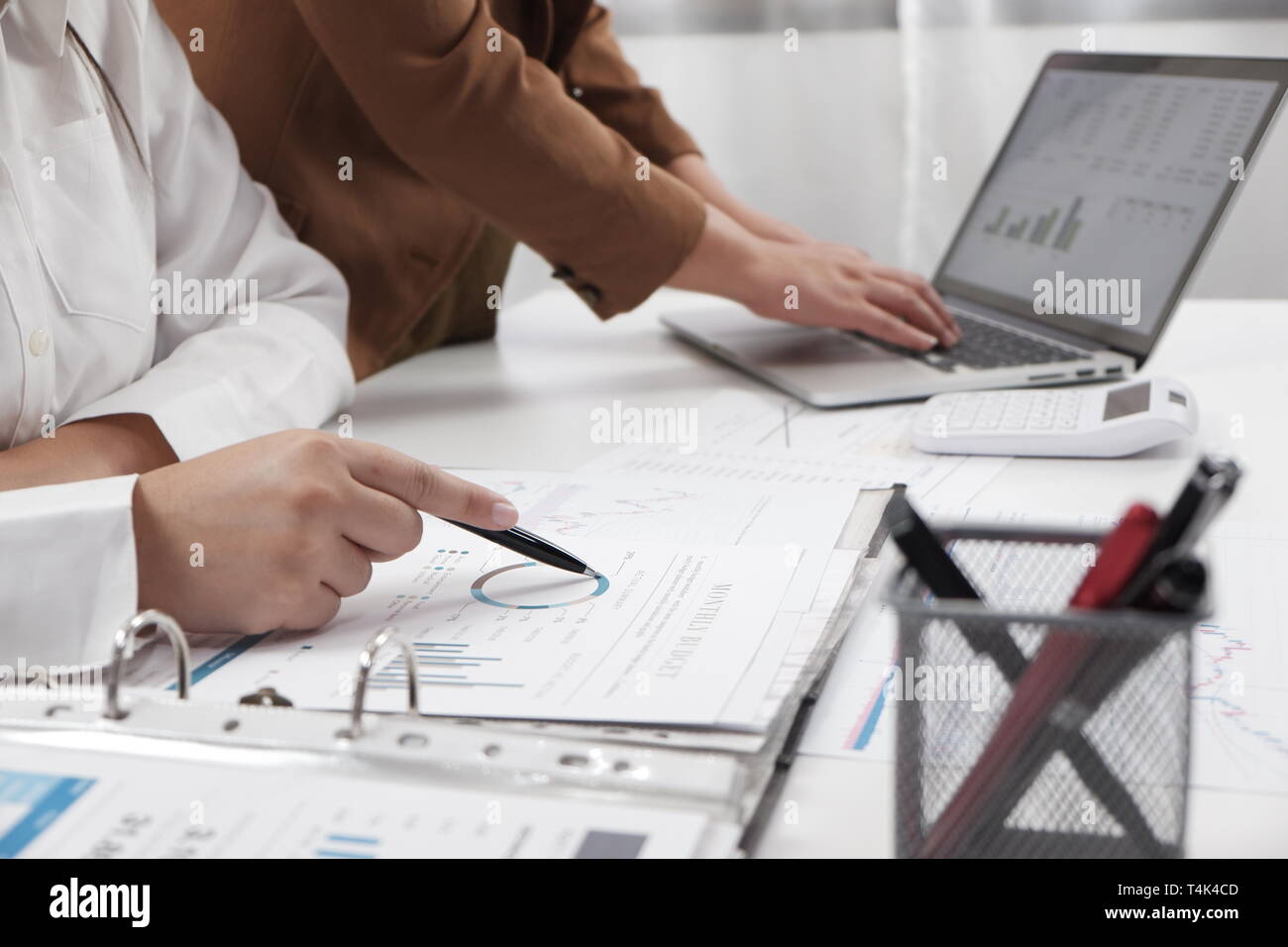 Imprenditrici che lavorano insieme nel lavoro di squadra ufficio contabilità di brainstorming concetto aziendale Foto Stock