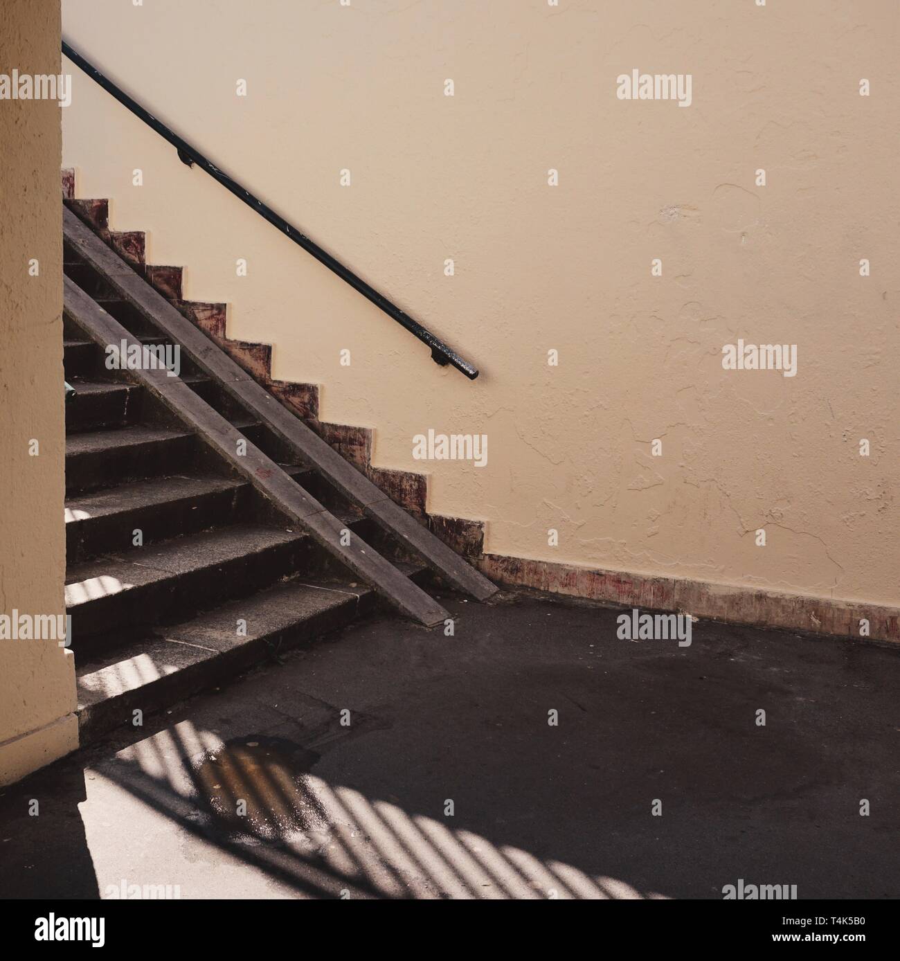 Struttura di scale su strada nella città di Bilbao Spagna Foto Stock