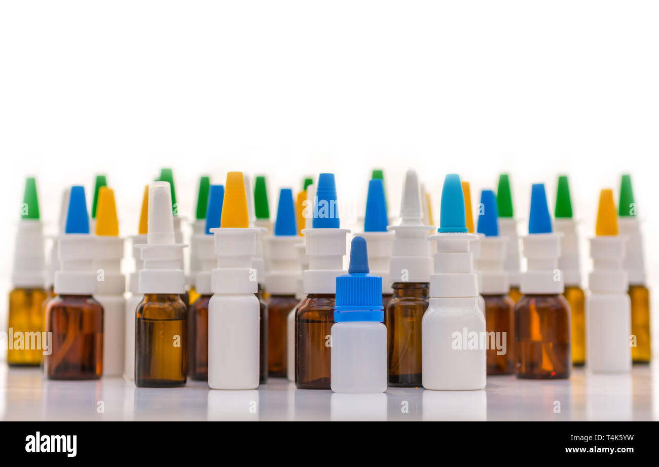 Ripresa in grandangolo di spray nasali contro uno sfondo bianco Foto Stock