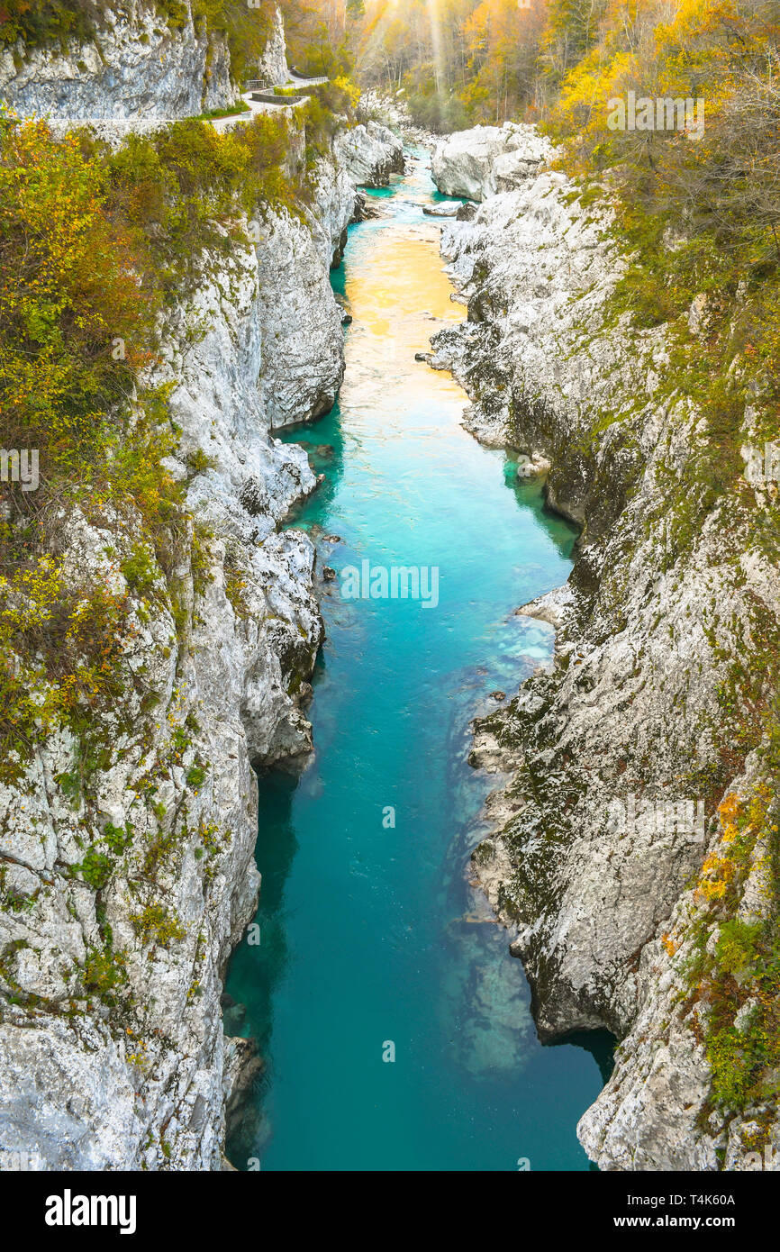 Bella blu e verde, crystal clear Soca fiume che scorre e passando attraverso gli stretti canyon di roccia vicino a Bovec, Slovenia Foto Stock