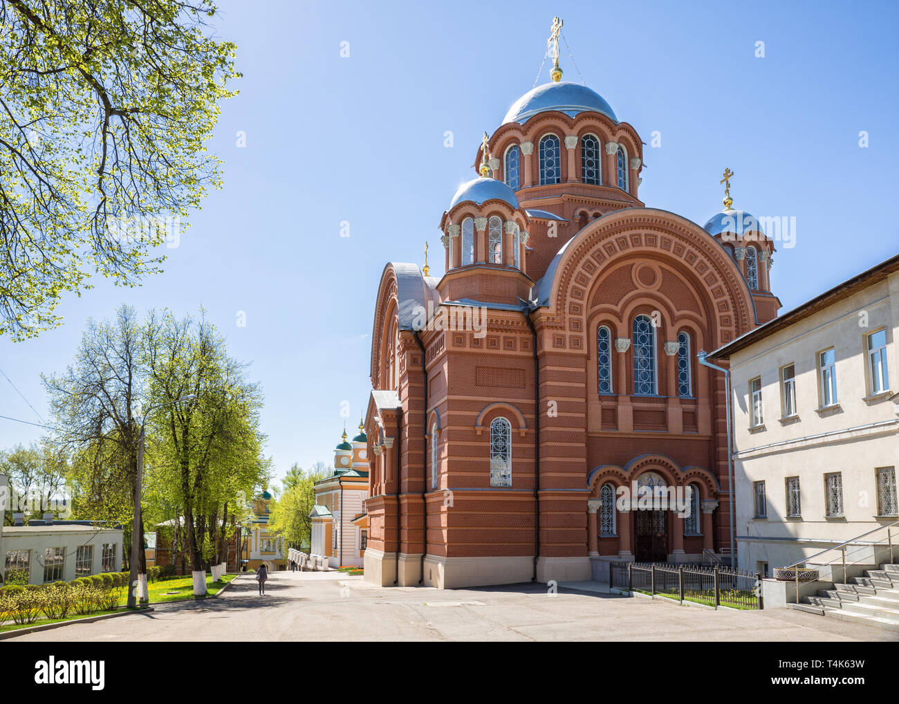 Pokrovsky intercessione Khotkov monastero. Cattedrale di San Nicola Wonderworker e strada interna del convento. Khotkovo, Regione di Mosca, Russia Foto Stock