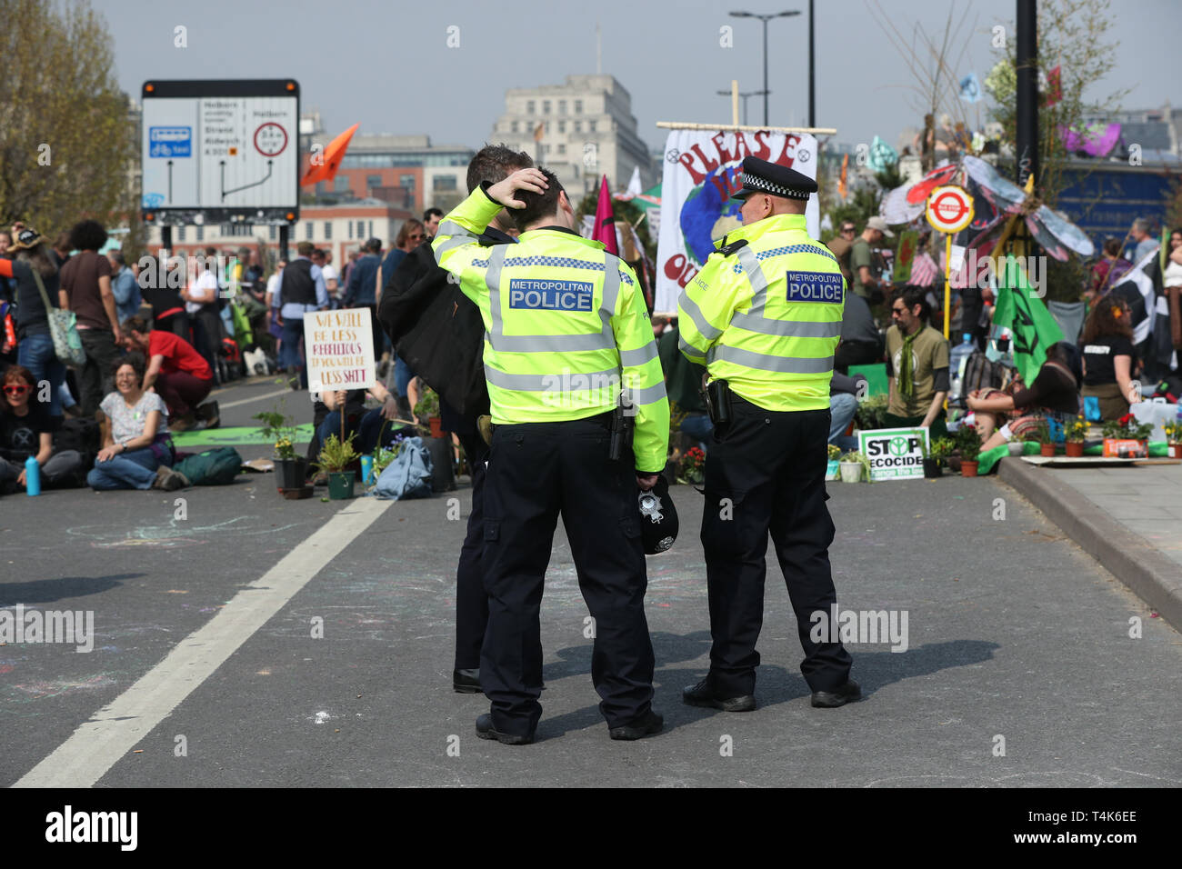 Estinzione della ribellione manifestanti sul ponte di Waterloo, Londra. Circa 290 persone sono state arrestate in connessione con le dimostrazioni della ribellione di estinzione gruppo. Foto Stock
