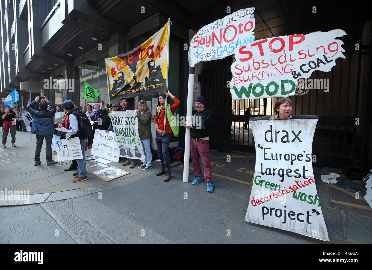 Gli attivisti ambientali da Biofuelwatch tenere una famiglia amichevole la protesta contro la biomassa, carbone e gas energia al di fuori di Drax Plc AGM a Grocers' Hall di Londra. Foto Stock