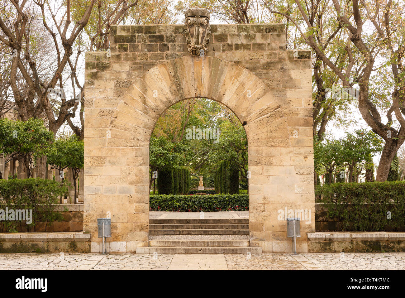 Palma de Mallorca, Spagna - 19 Marzo 2019 : giardino pubblico e arte parco nel centro della città vecchia di Palma accanto al palazzo dei re Foto Stock