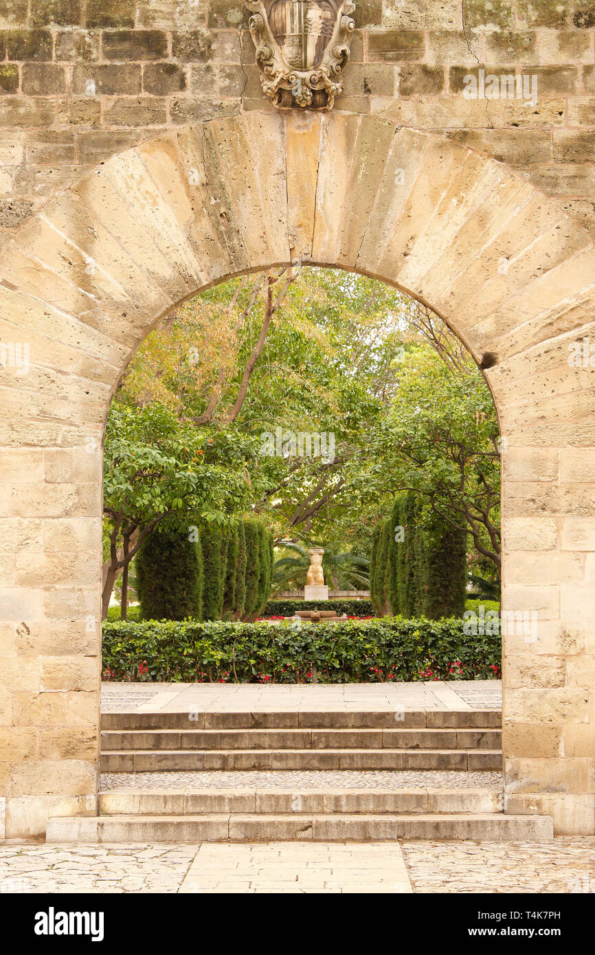 Palma de Mallorca, Spagna - 19 Marzo 2019 : giardino pubblico e arte parco nel centro della città vecchia di Palma accanto al palazzo dei re Foto Stock