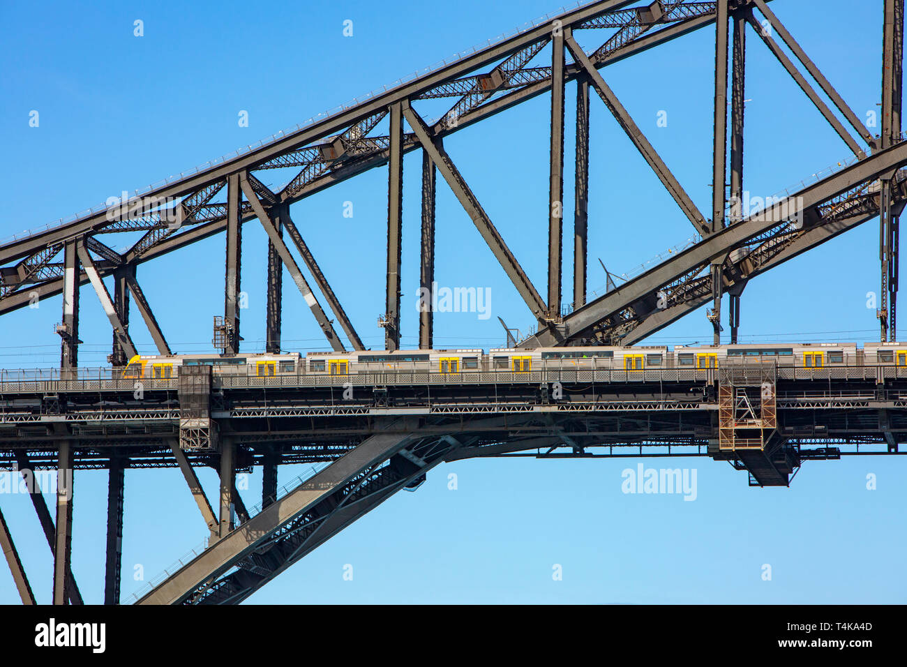 Sydney trasporto pubblico treno viaggia attraverso il Ponte del Porto di Sydney, Sydney, Australia Foto Stock