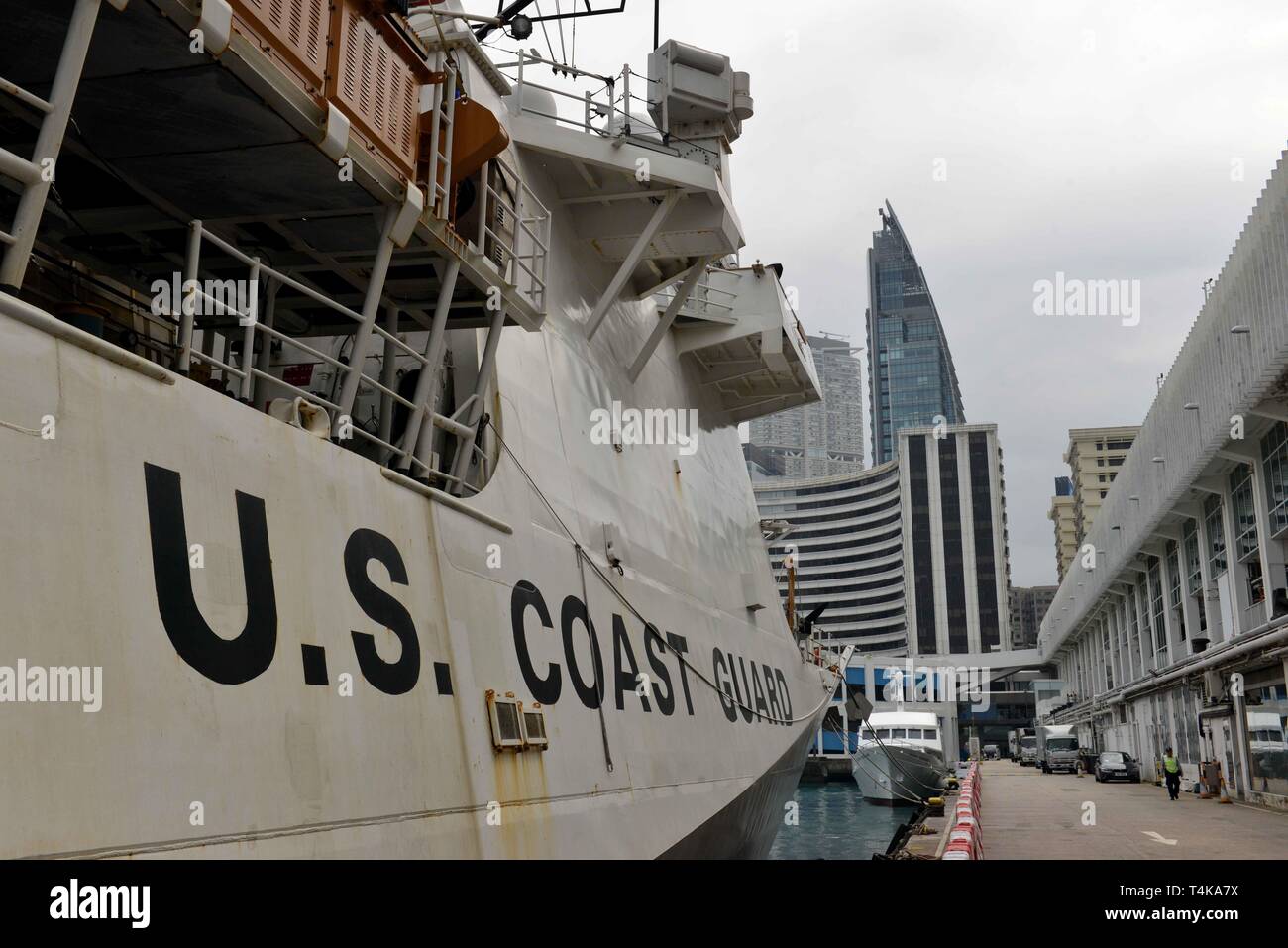Gli Stati Uniti Guardacoste Bertholf equipaggio mori la fresa a Hong Kong durante la taglierina del Pacifico occidentale la distribuzione sotto il controllo tattico di comandante della flotta 7, 15 aprile 2019. Gli Stati Uniti Coast Guard ha profonde e lunga i legami con i nostri partner nella regione, e più importante, il servizio condivide un forte impegno a favore di una libera ed aperta Indo-pacifico, disciplinato da una normativa basata su sistema internazionale che promuove la pace, la sicurezza, la prosperità e la sovranità di tutte le nazioni. Foto Stock