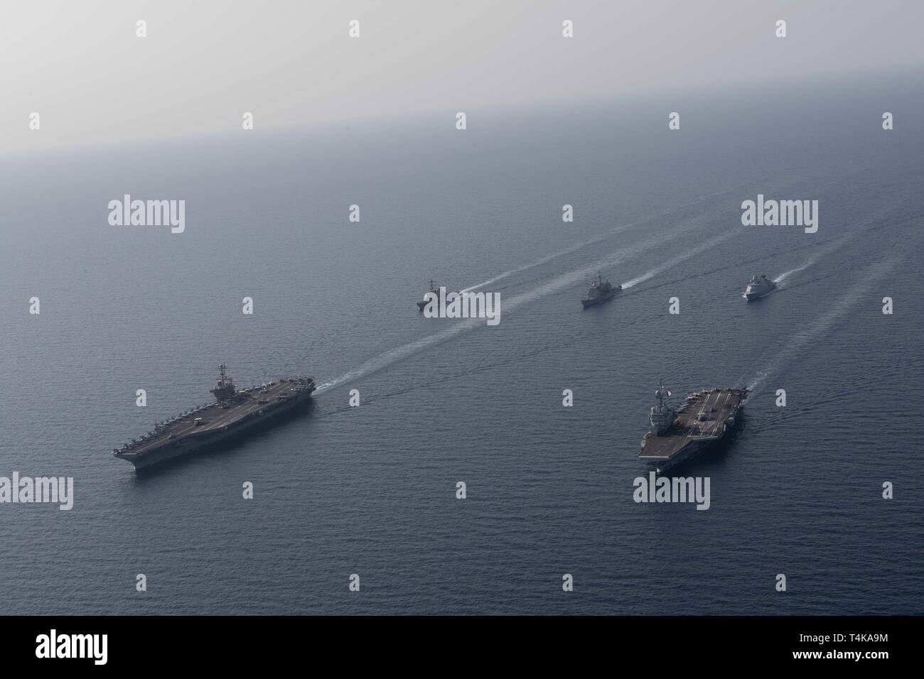 La portaerei USS John C. Stennis (CVN 74), anteriore sinistra, il francese Marine Nationale portaerei FS Charles de Gaulle (F 91), anteriore destra, visite-missile destroyer USS McFaul (DDG 74), visite-missili cruiser USS Mobile Bay (CG 53), la Royal Danish Navy frigate HDMS Niels Juel (F 363), e il francese Air Defense destroyer FS Forbin (D 620) sono in corso in formazione nel Mare Rosso, 15 aprile 2019. John C. Stennis Carrier Strike gruppo è distribuito negli Stati Uniti Quinta Flotta area di operazioni a sostegno di operazioni navali per garantire maritime la stabilità e la sicurezza nella centrale Foto Stock