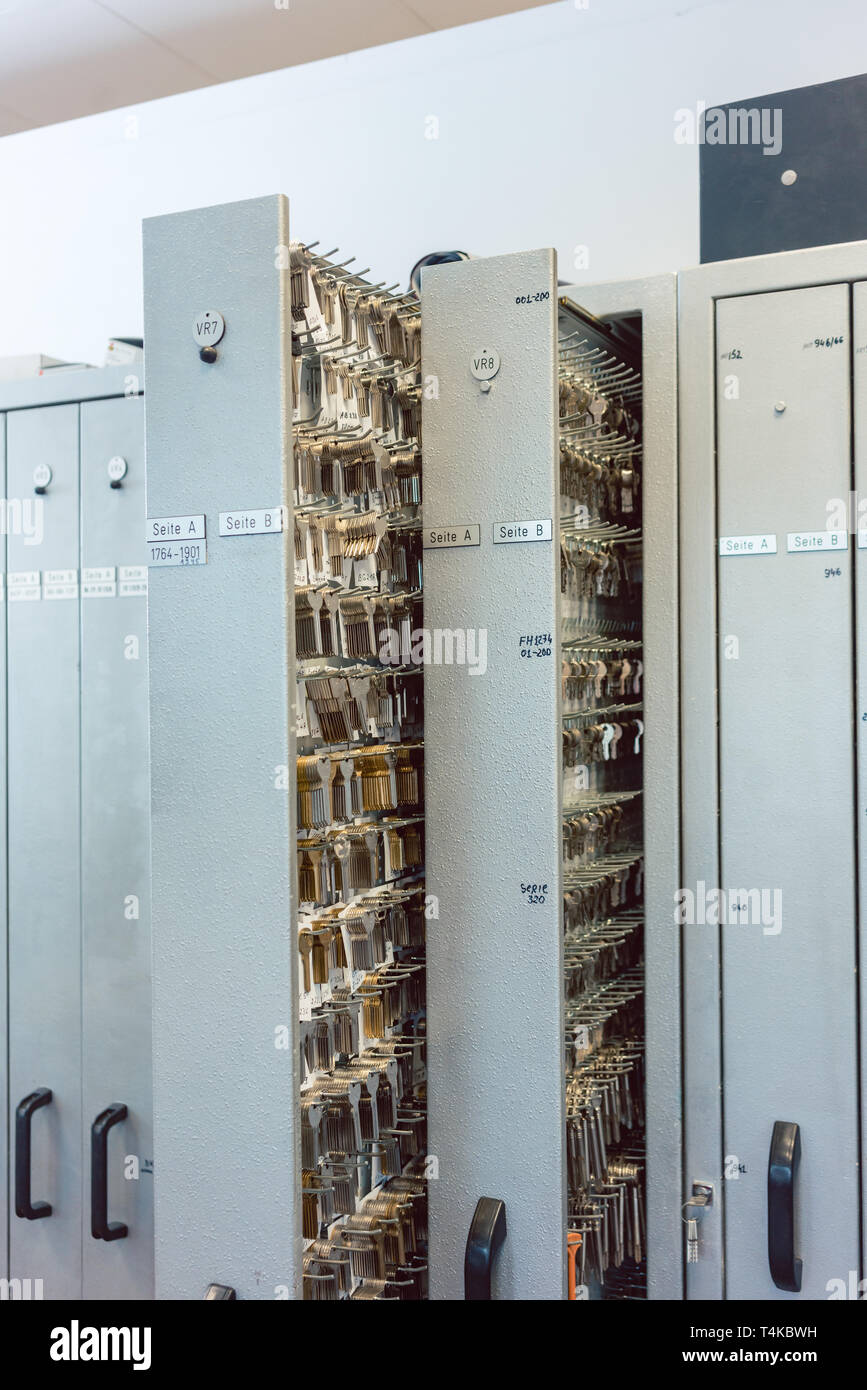 Grezzi di lavorazione per chiave in un negozio di fabbro Foto Stock