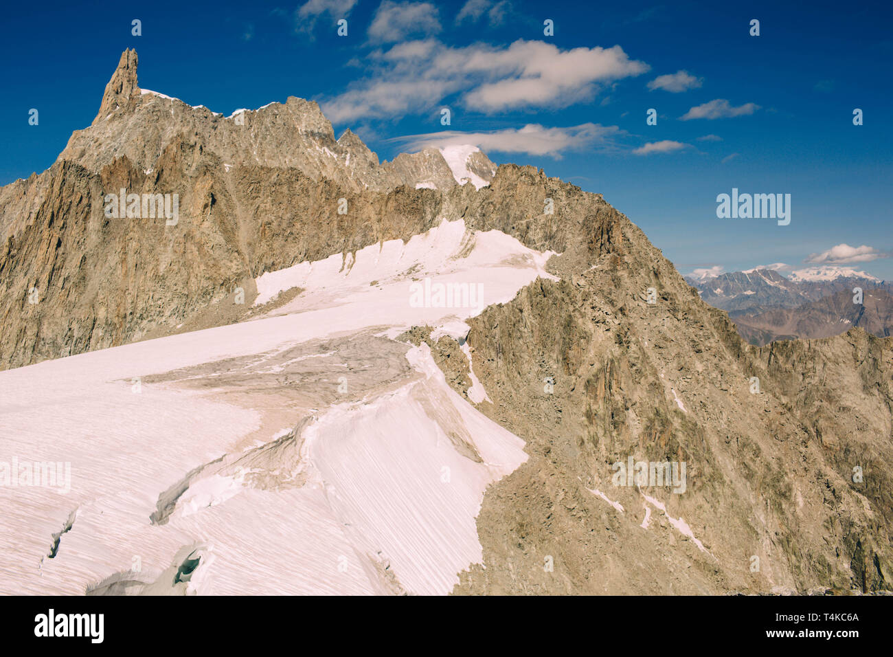 Panorama del massiccio del Monte Bianco, la più alta e la più popolare la montagna in Europa nordovest d'Italia. Foto Stock