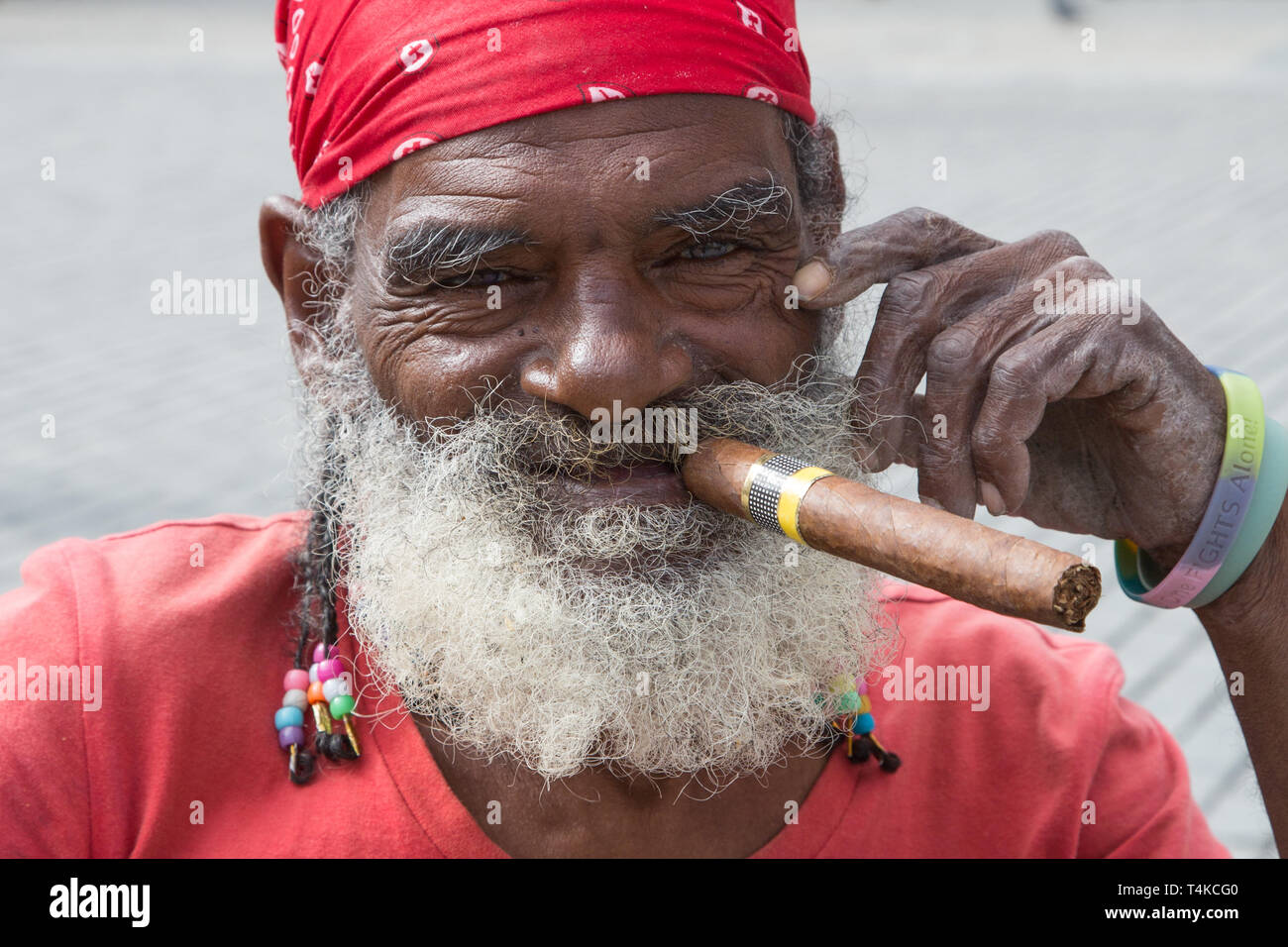 Uomo di fumare il sigaro in Havana, Cuba Foto stock - Alamy
