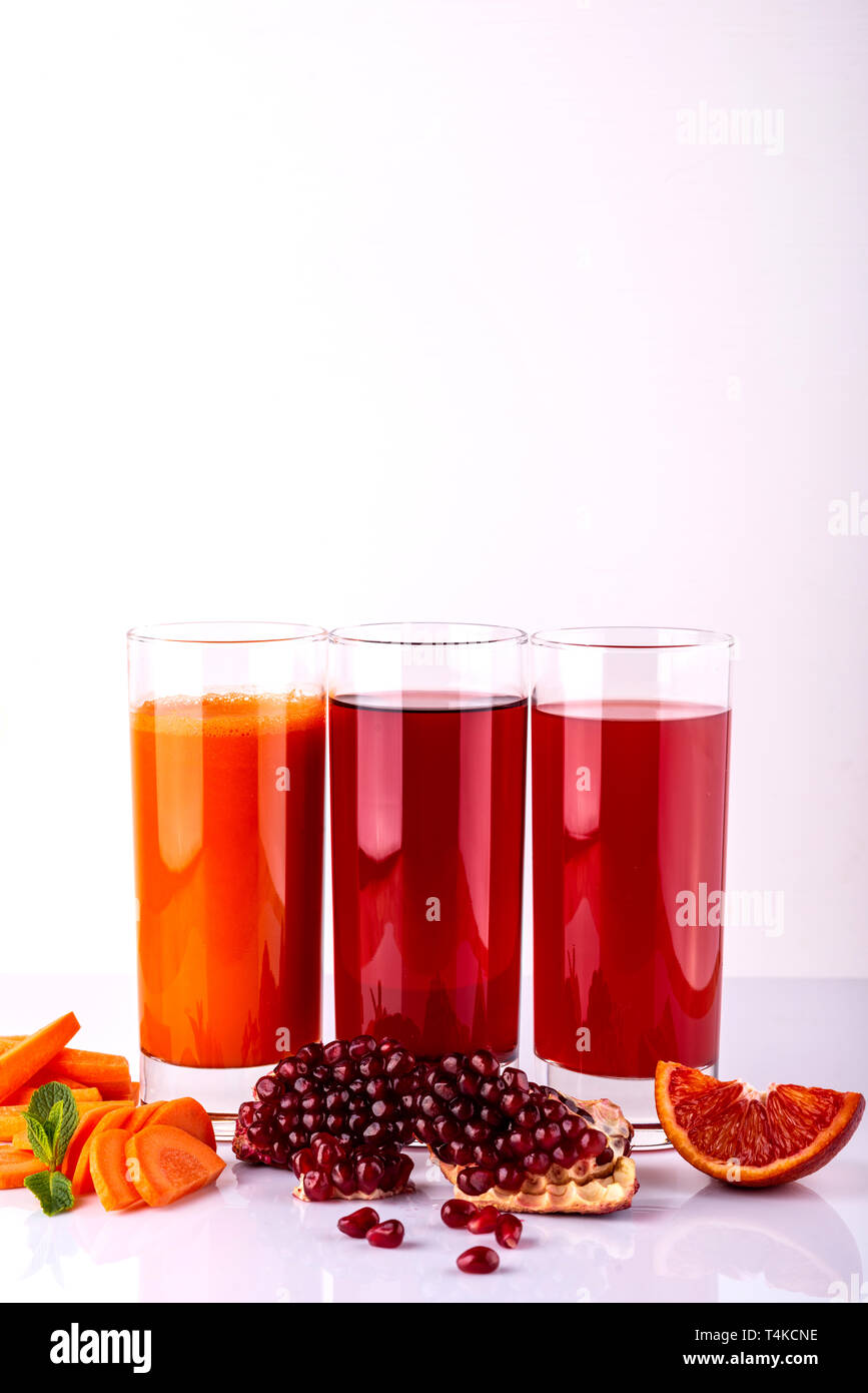 Set di sani e freschi drinks sullo sfondo bianco. Materie cibi e bevande. Foto Stock