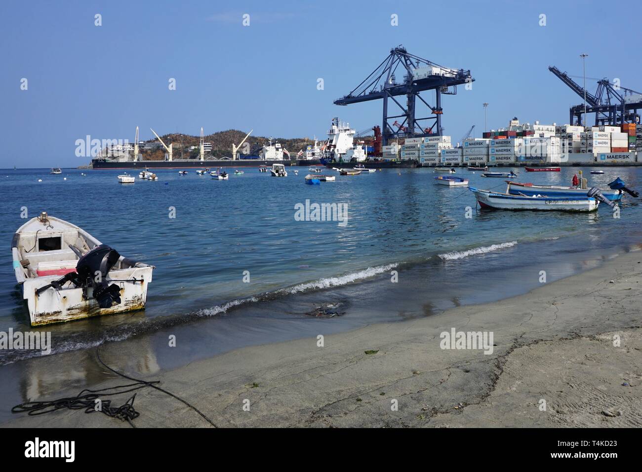 Vista da Santa Marta del vecchio porto di pesca attraverso il moderno porto di contenitore Foto Stock