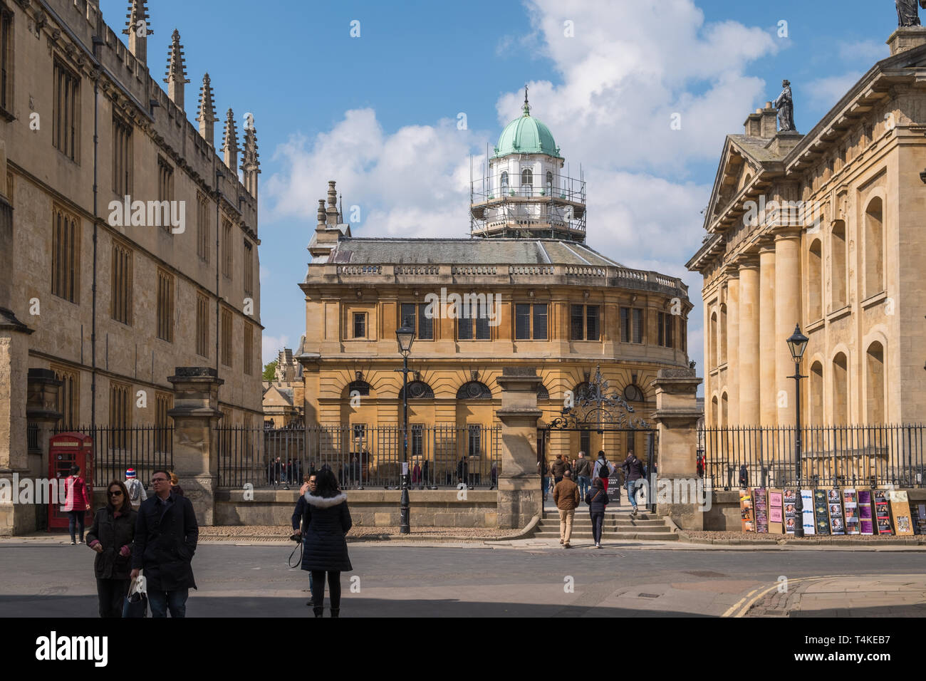 Vista dalla strada Catte di Sheldonian Theatre con la Libreria di Bodleian sulla sinistra e Clarendon Building sulla destra, tutti parte dell università di Oxford, Regno Unito Foto Stock